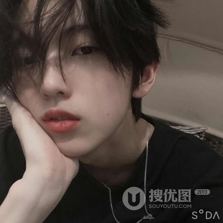 略带伤感的帅气8090潮男，男生，帅哥不完全露脸暗黑真人微信头像图片