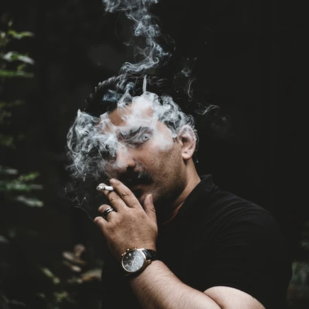 抽烟中的欧美男图片，不同性格的欧美男生吞云吐雾抽烟图片