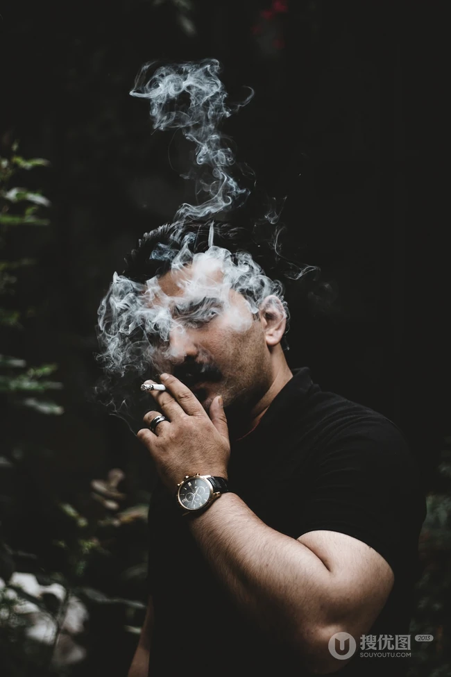 抽烟中的欧美男图片，不同性格的欧美男生吞云吐雾抽烟图片