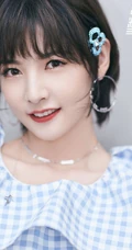 赵粤化身清新邻家小妹，身材蓝白格子纹短款装短裤清新写真照