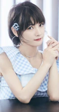 赵粤化身清新邻家小妹，身材蓝白格子纹短款装短裤清新写真照