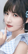 赵粤化身清新邻家小妹，身材蓝白格子纹短款装短裤清新写真照
