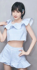 赵粤化身清新邻家小妹，身材蓝白格子纹短款装短裤清新写真照