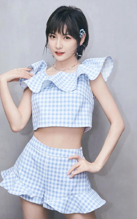 赵粤化身清新邻家小妹，身材蓝白格子纹短款装短裤清新写真照