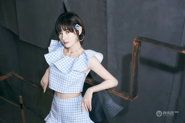 赵粤化身清新邻家小妹，身材蓝白格子纹短款装短裤清新写真照