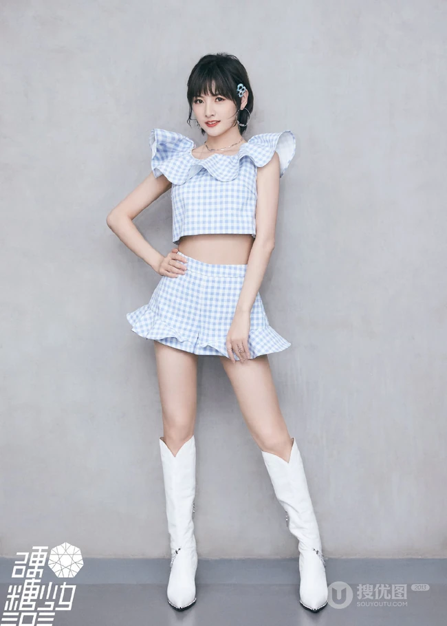赵粤化身清新邻家小妹，身材蓝白格子纹短款装短裤清新写真照