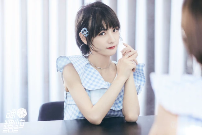 赵粤化身清新邻家小妹，身材蓝白格子纹短款装短裤清新写真照