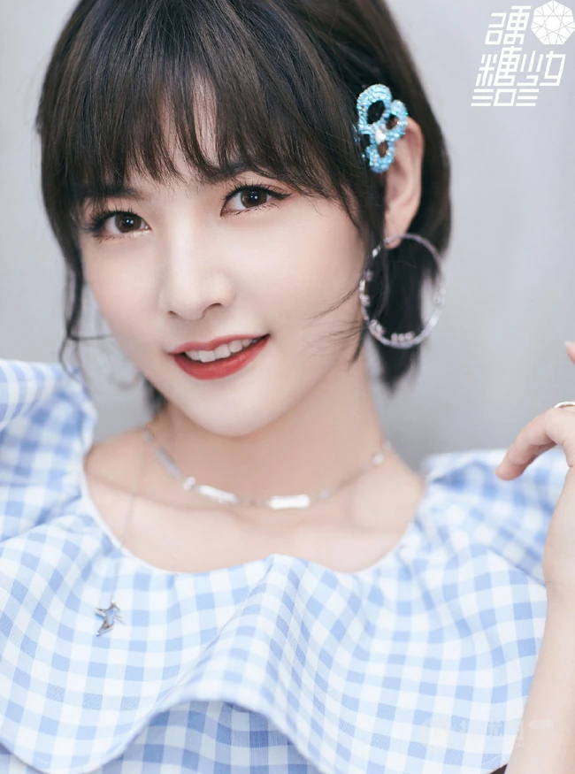 赵粤化身清新邻家小妹，身材蓝白格子纹短款装短裤清新写真照