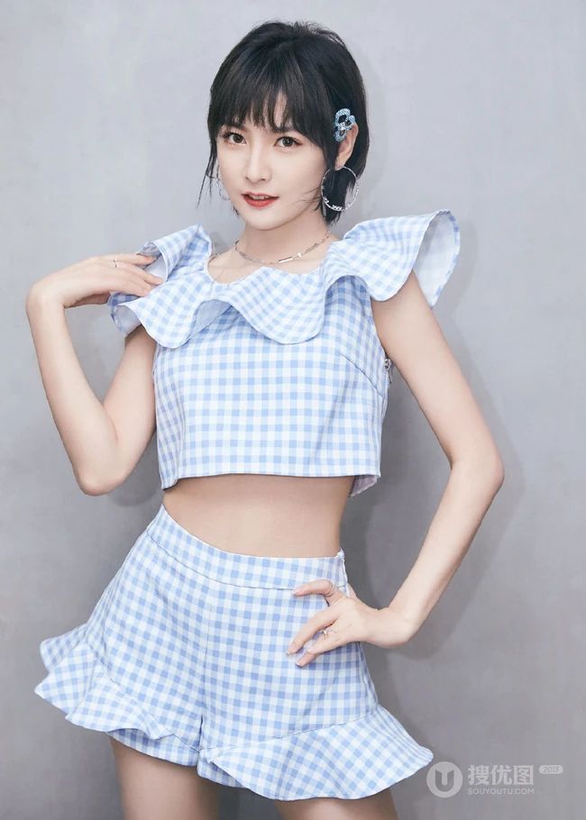 赵粤化身清新邻家小妹，身材蓝白格子纹短款装短裤清新写真照