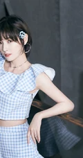 赵粤化身清新邻家小妹，身材蓝白格子纹短款装短裤清新写真照