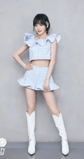 赵粤化身清新邻家小妹，身材蓝白格子纹短款装短裤清新写真照