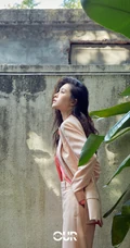 文咏珊粉色衬衫长裤享受户外阳光超美气质写真图集