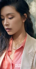 文咏珊粉色衬衫长裤享受户外阳光超美气质写真图集