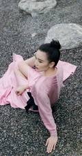 宋佳V领粉裙丸子头造型行走在公园石头路上森系唯美写真