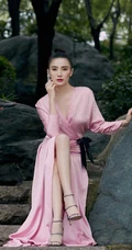 宋佳V领粉裙丸子头造型行走在公园石头路上森系唯美写真