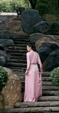 宋佳V领粉裙丸子头造型行走在公园石头路上森系唯美写真