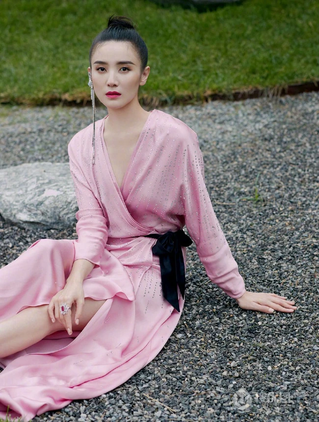 宋佳V领粉裙丸子头造型行走在公园石头路上森系唯美写真