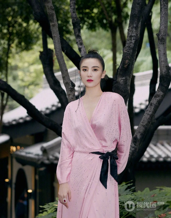 宋佳V领粉裙丸子头造型行走在公园石头路上森系唯美写真