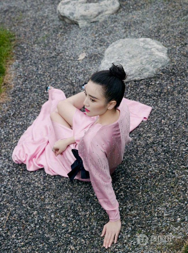 宋佳V领粉裙丸子头造型行走在公园石头路上森系唯美写真