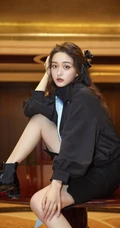 何泓姗蝴蝶装造型搭配黑衣短裤简洁干练写真图片