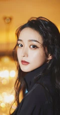 何泓姗蝴蝶装造型搭配黑衣短裤简洁干练写真图片