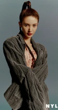 金晨个性羊角麻花辫造型演绎不同秋装时尚柔美写真照