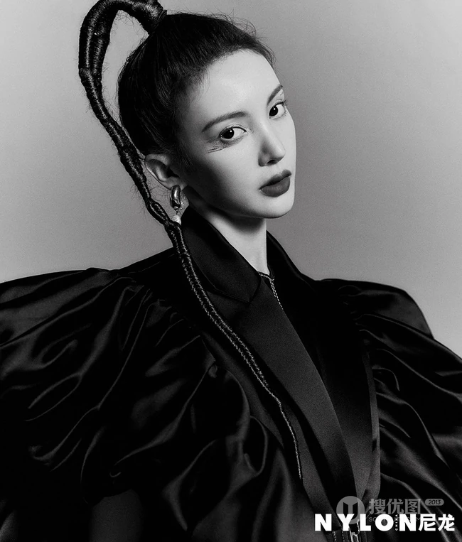 金晨个性羊角麻花辫造型演绎不同秋装时尚柔美写真照