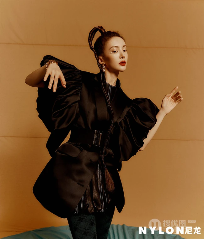 金晨个性羊角麻花辫造型演绎不同秋装时尚柔美写真照