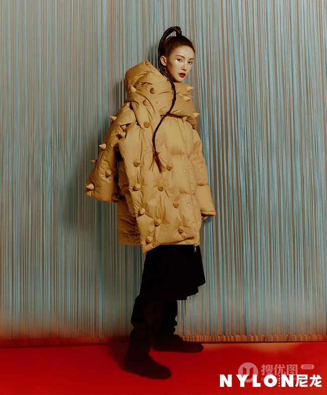 金晨个性羊角麻花辫造型演绎不同秋装时尚柔美写真照
