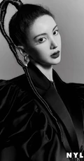 金晨个性羊角麻花辫造型演绎不同秋装时尚柔美写真照