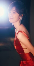 舞台灯光下的郁可唯温婉知性肩带红裙超美写真图片