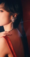舞台灯光下的郁可唯温婉知性肩带红裙超美写真图片