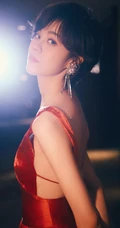 舞台灯光下的郁可唯温婉知性肩带红裙超美写真图片