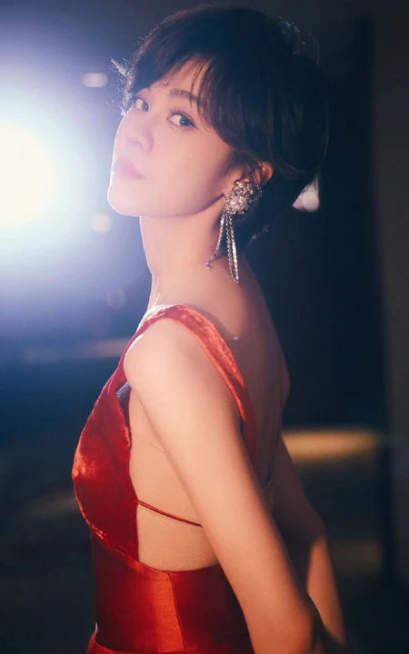 舞台灯光下的郁可唯温婉知性肩带红裙超美写真图片