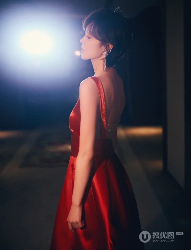 舞台灯光下的郁可唯温婉知性肩带红裙超美写真图片