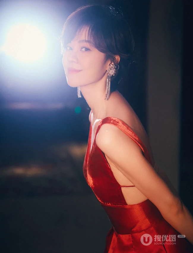舞台灯光下的郁可唯温婉知性肩带红裙超美写真图片