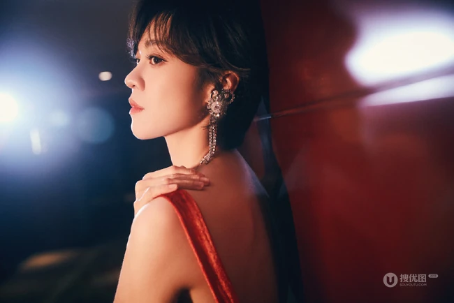 舞台灯光下的郁可唯温婉知性肩带红裙超美写真图片