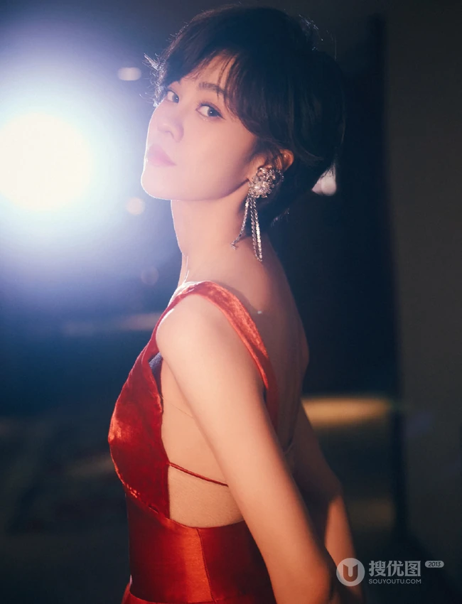 舞台灯光下的郁可唯温婉知性肩带红裙超美写真图片
