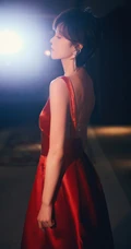 舞台灯光下的郁可唯温婉知性肩带红裙超美写真图片