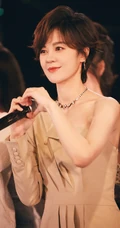 郁可唯打扮精致buling闪亮露半腿连衣裤装森系公园写真美照