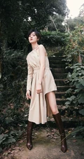 郁可唯打扮精致buling闪亮露半腿连衣裤装森系公园写真美照