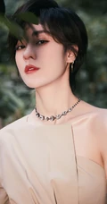 郁可唯打扮精致buling闪亮露半腿连衣裤装森系公园写真美照