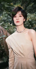 郁可唯打扮精致buling闪亮露半腿连衣裤装森系公园写真美照