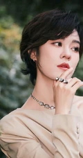 郁可唯打扮精致buling闪亮露半腿连衣裤装森系公园写真美照