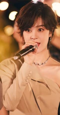郁可唯打扮精致buling闪亮露半腿连衣裤装森系公园写真美照