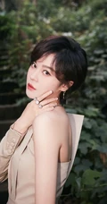郁可唯打扮精致buling闪亮露半腿连衣裤装森系公园写真美照