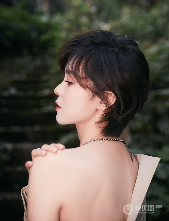 郁可唯打扮精致buling闪亮露半腿连衣裤装森系公园写真美照