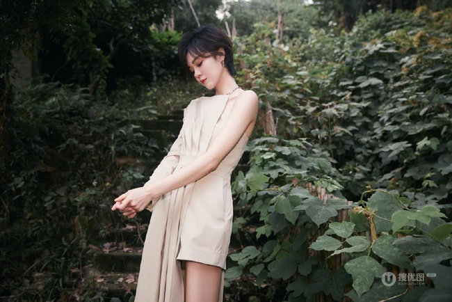 郁可唯打扮精致buling闪亮露半腿连衣裤装森系公园写真美照