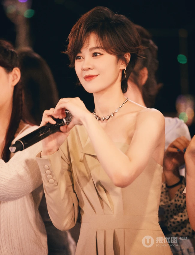 郁可唯打扮精致buling闪亮露半腿连衣裤装森系公园写真美照