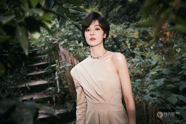 郁可唯打扮精致buling闪亮露半腿连衣裤装森系公园写真美照